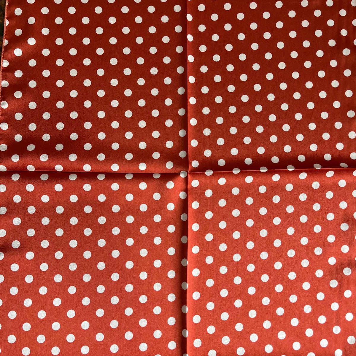 Pañuelo seda 50*50 cms rojo lunares blancos2