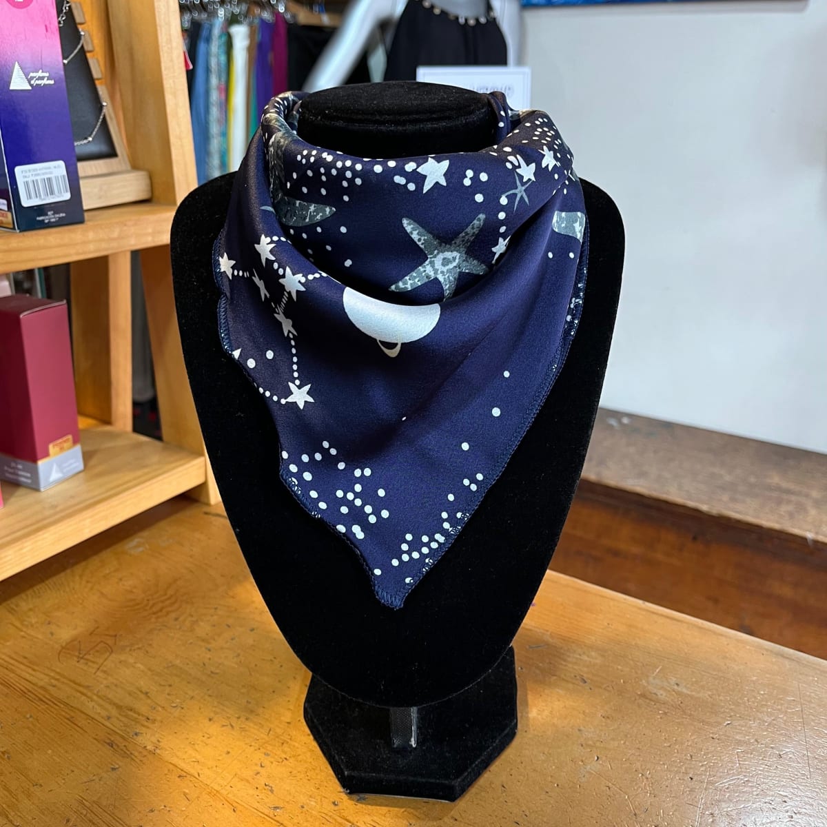 Pañuelo seda 50*50 cms azul espacial1