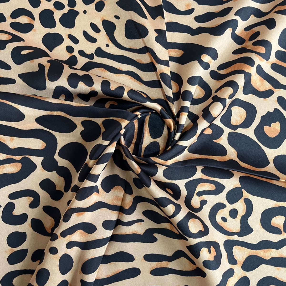 Pañuelo seda 70*70 cms print leopardo borde rojo3