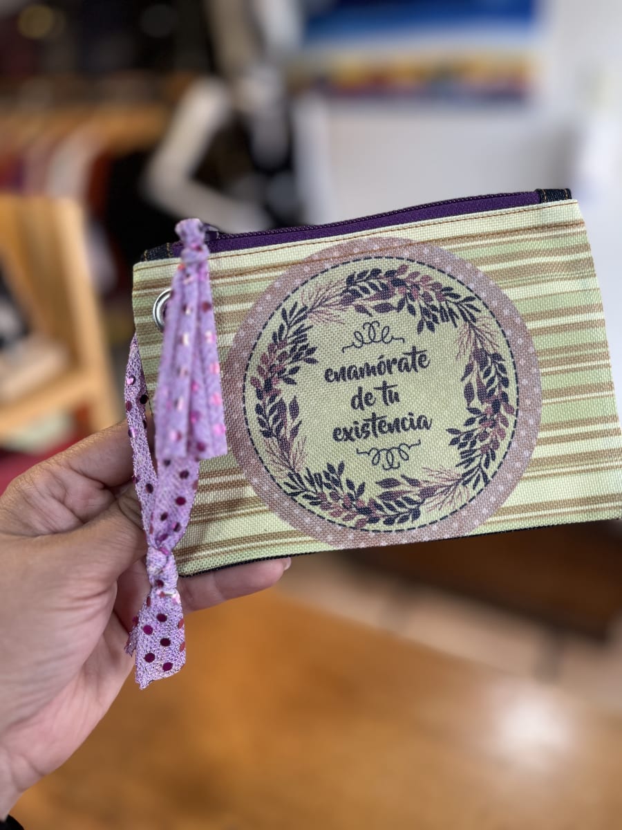 Monedero XL sublimado “enamórate de tu existencia” variedad de colores1