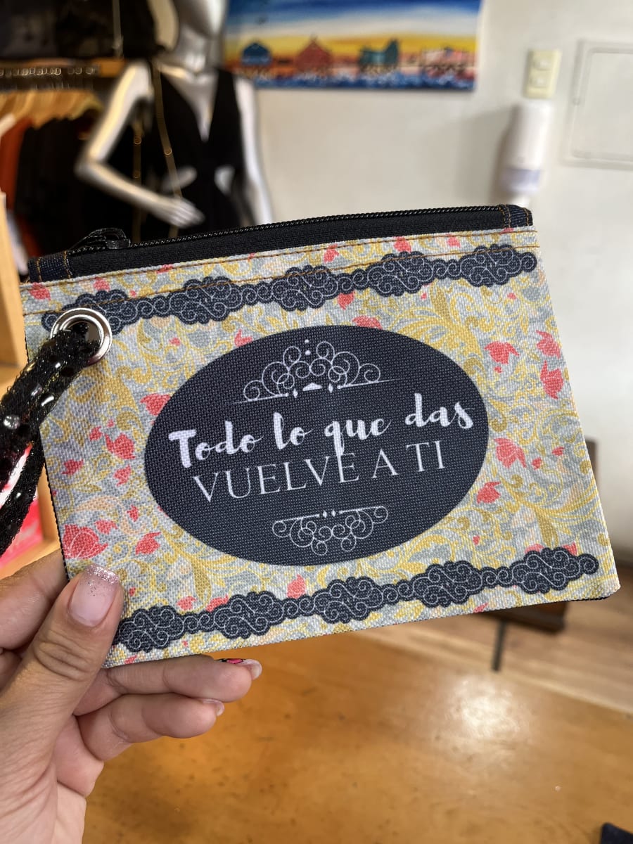 Monedero XL sublimado “todo lo que das vuelve a ti” variedad de colores1