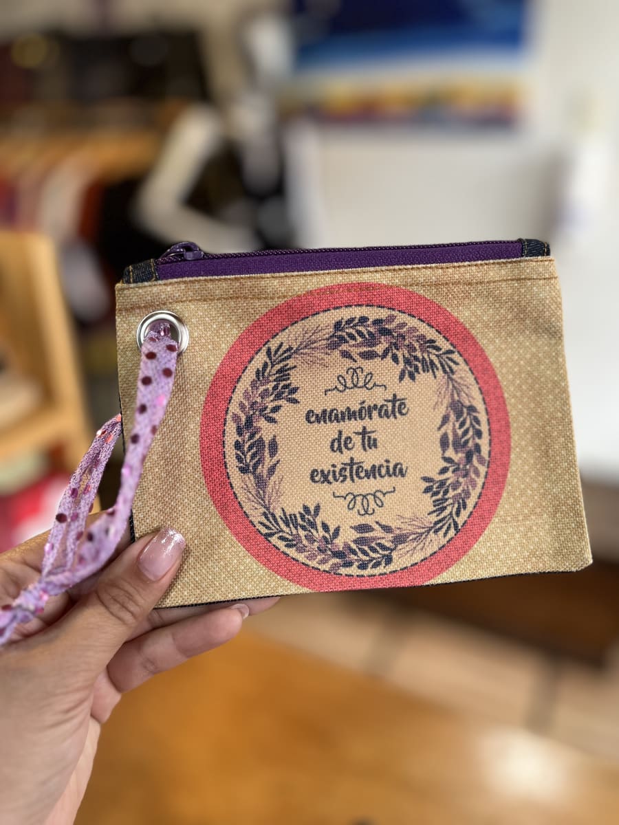Monedero XL sublimado “enamórate de tu existencia” variedad de colores2