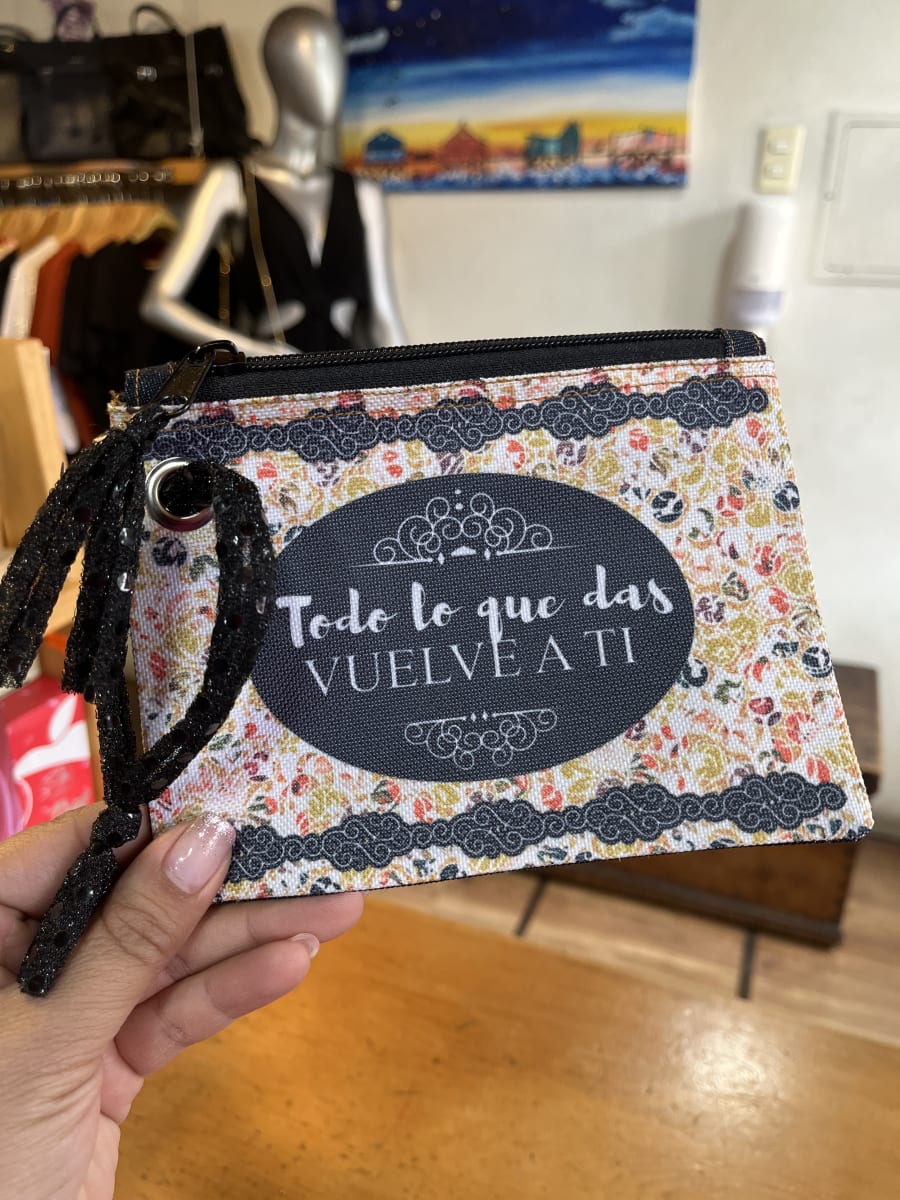 Monedero XL sublimado “todo lo que das vuelve a ti” variedad de colores2
