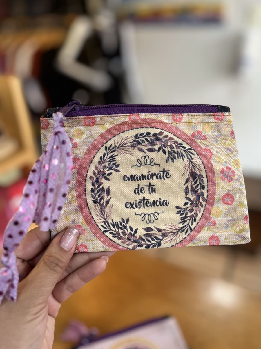 Monedero XL sublimado “enamórate de tu existencia” variedad de colores3