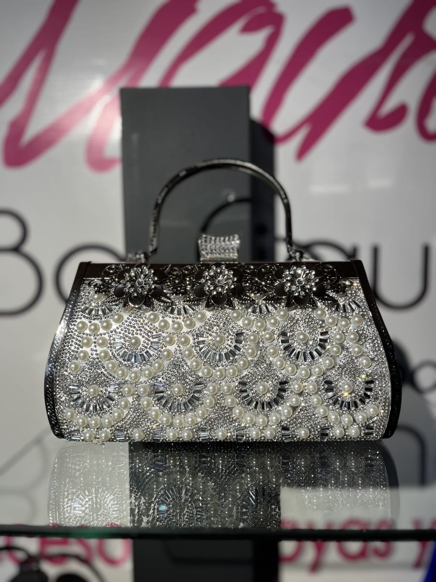 Cartera fiesta  plateda 3 flores perlas con tomador1