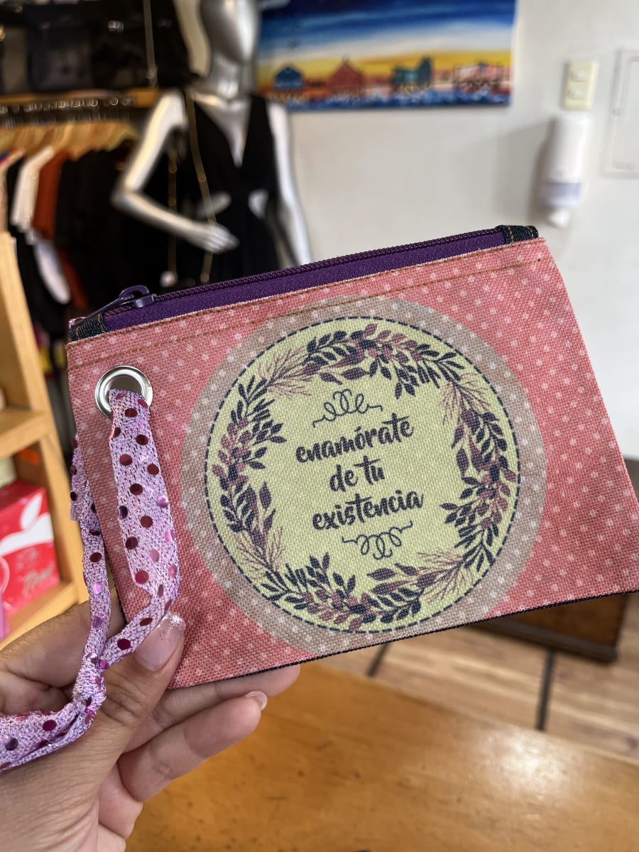 Monedero XL sublimado “enamórate de tu existencia” variedad de colores4