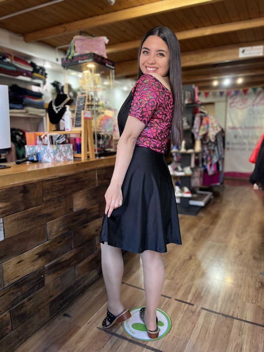 Vestido sin hombros dupontt negro encaje fucsia3