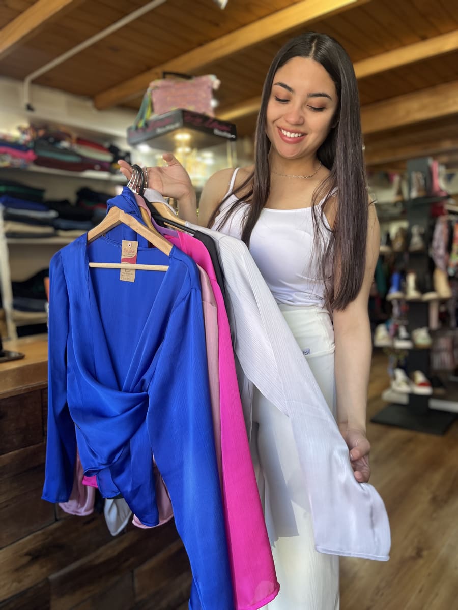 Blusa Pamela envolvente multiforma azul rey gasa bambula2