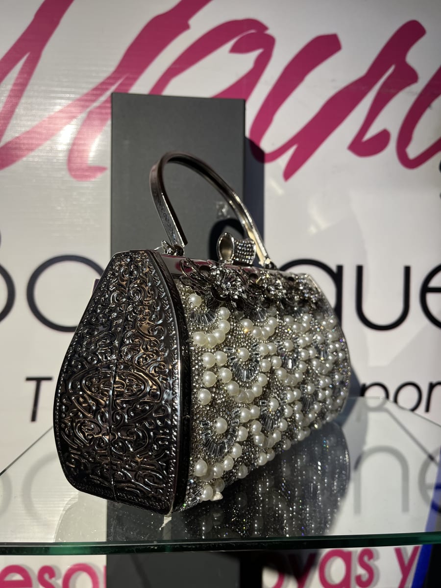 Cartera fiesta  plateda 3 flores perlas con tomador2