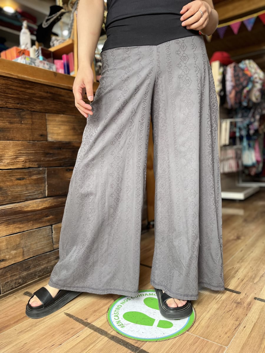 Palazzo Kisu basico gris bordado1