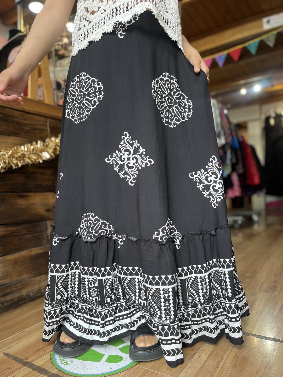 Maxi falda viscosa negro con estampado blanco1