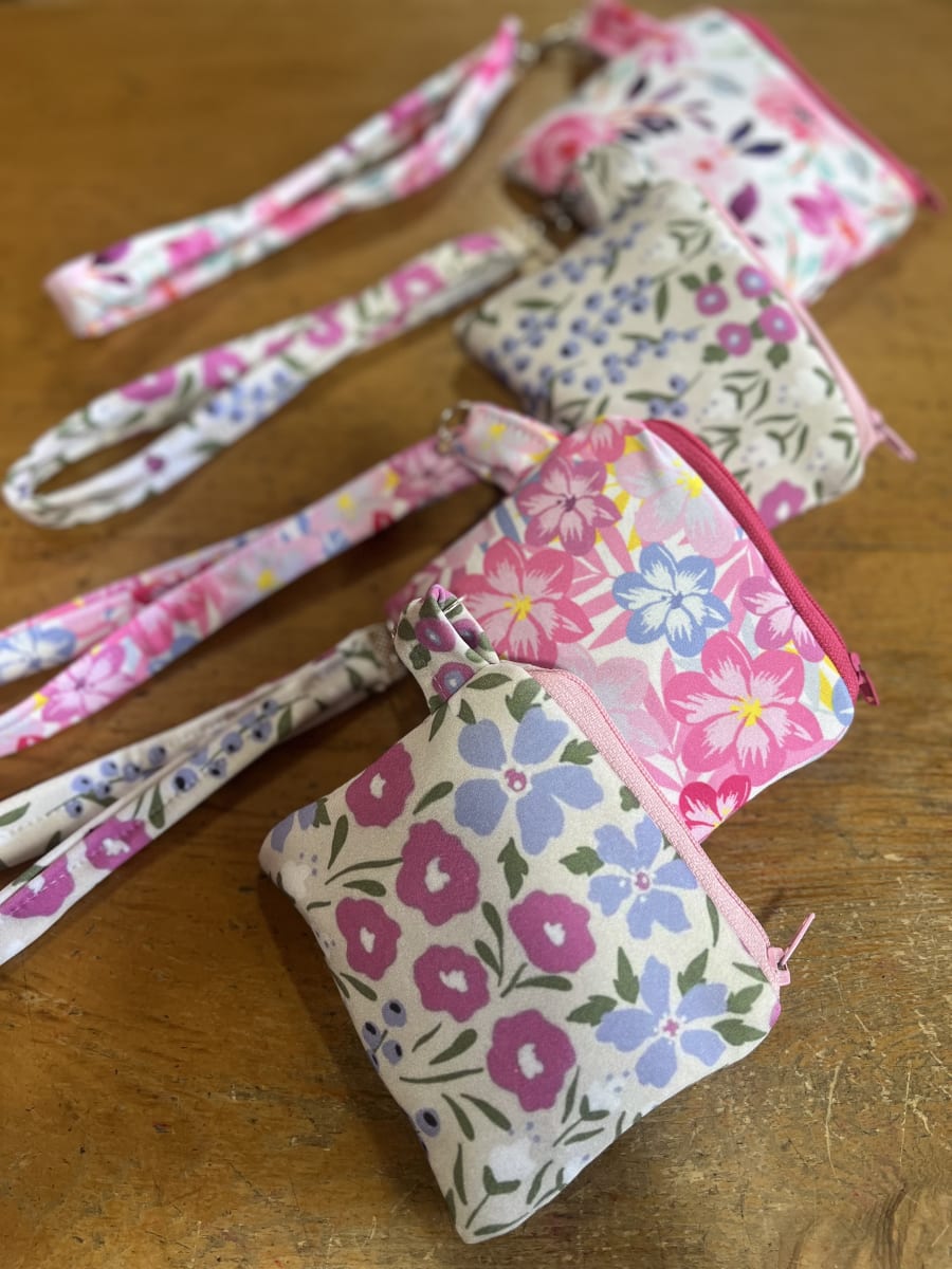 Monedero acolchado con cierre y asa  variedad de diseños y colores1