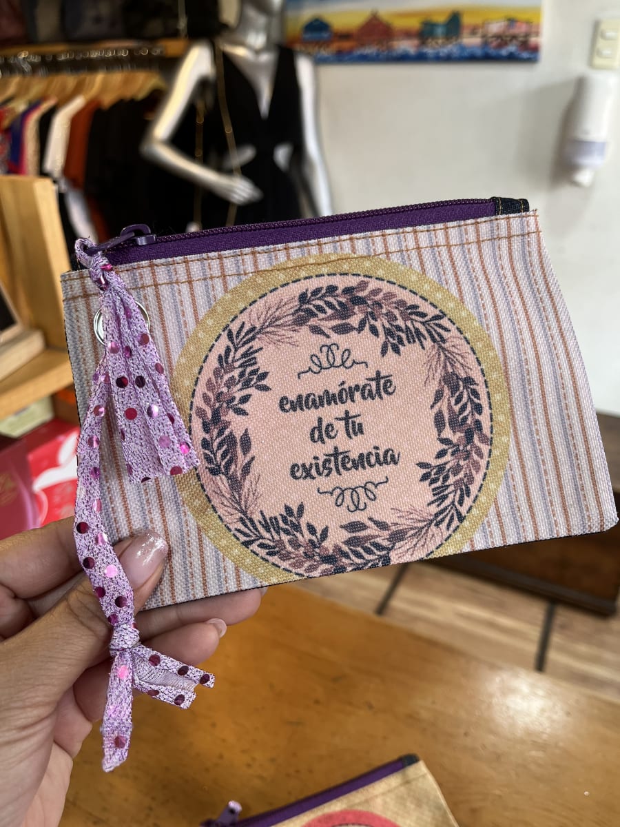 Monedero XL sublimado “enamórate de tu existencia” variedad de colores5