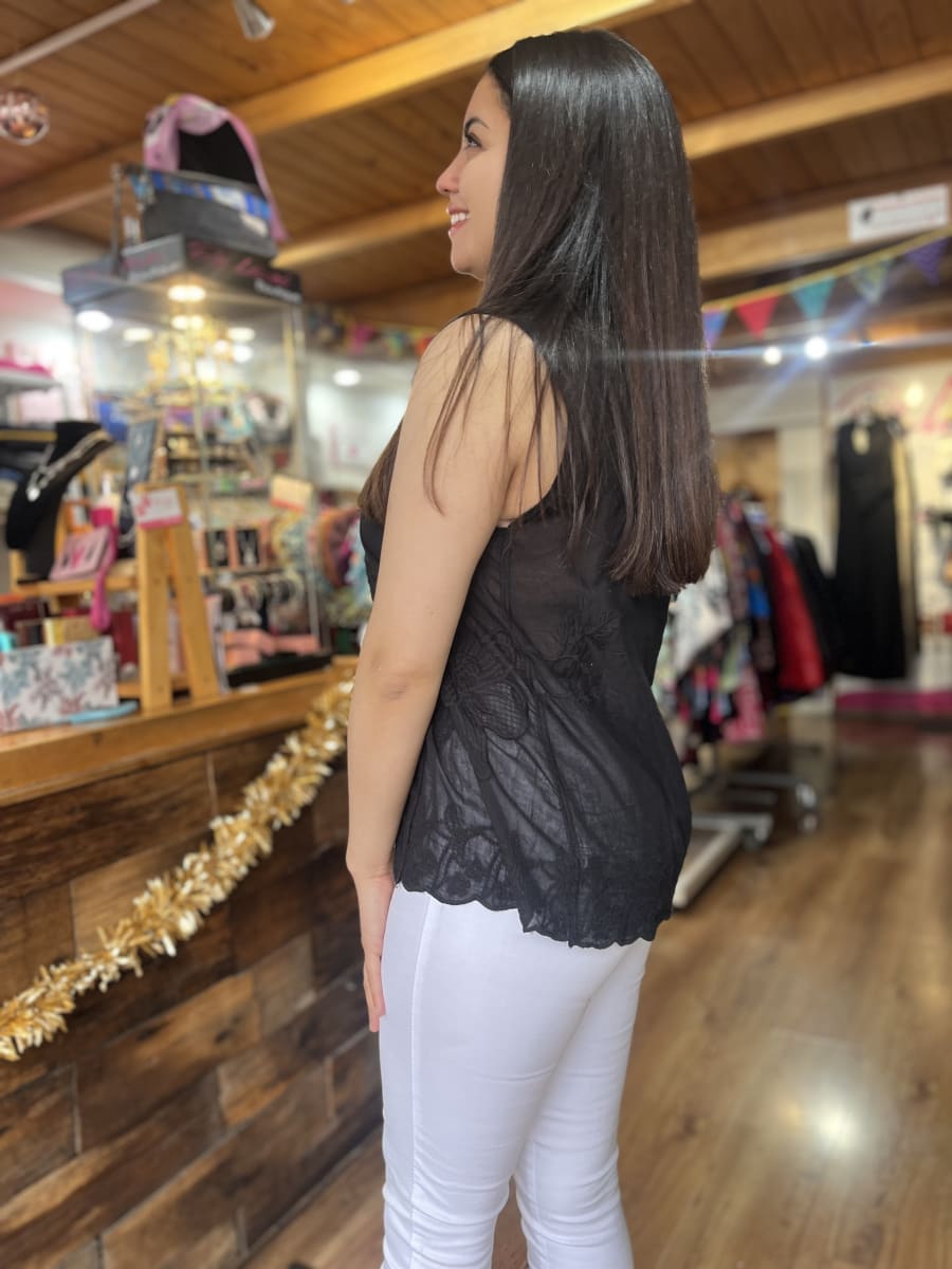 Polera bordada sin mangas negro2