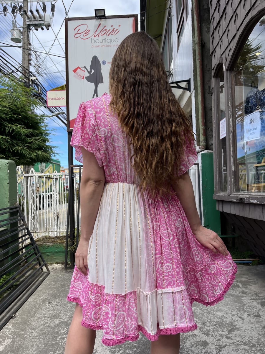 Vestido india parchwork bicolor rosado y blanco detalles macramé y lurex manga corta vuelo3