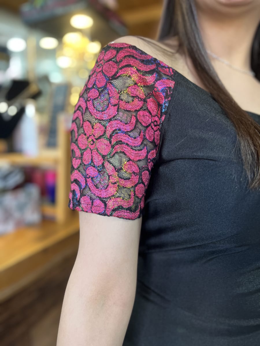 Vestido sin hombros dupontt negro encaje fucsia4