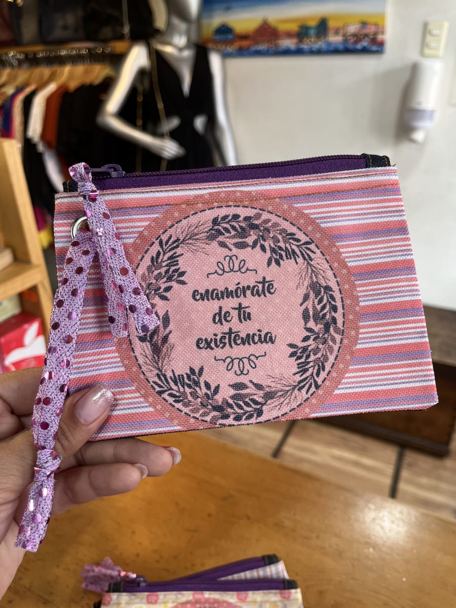 Monedero XL sublimado “enamórate de tu existencia” variedad de colores6