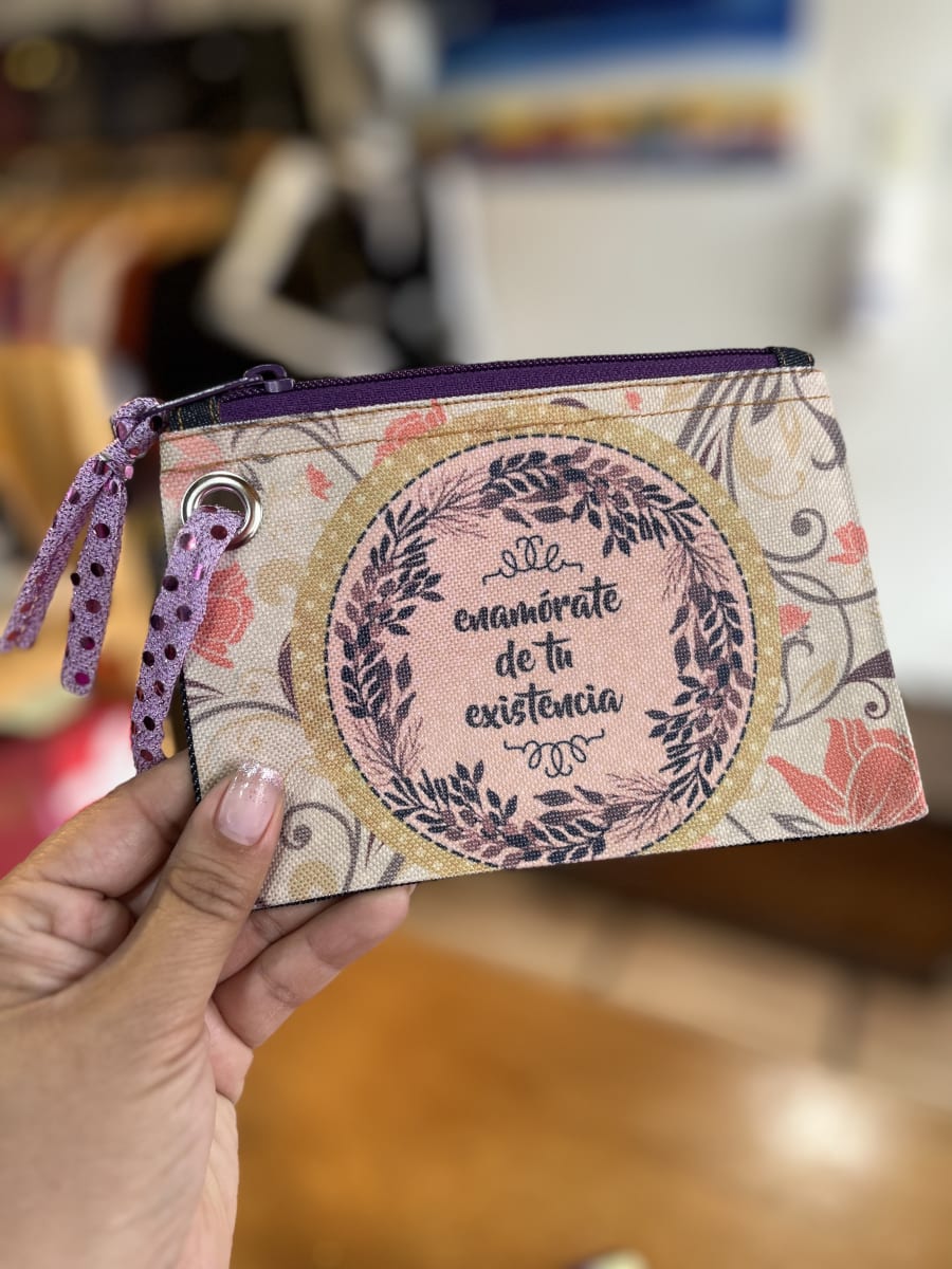 Monedero XL sublimado “enamórate de tu existencia” variedad de colores7