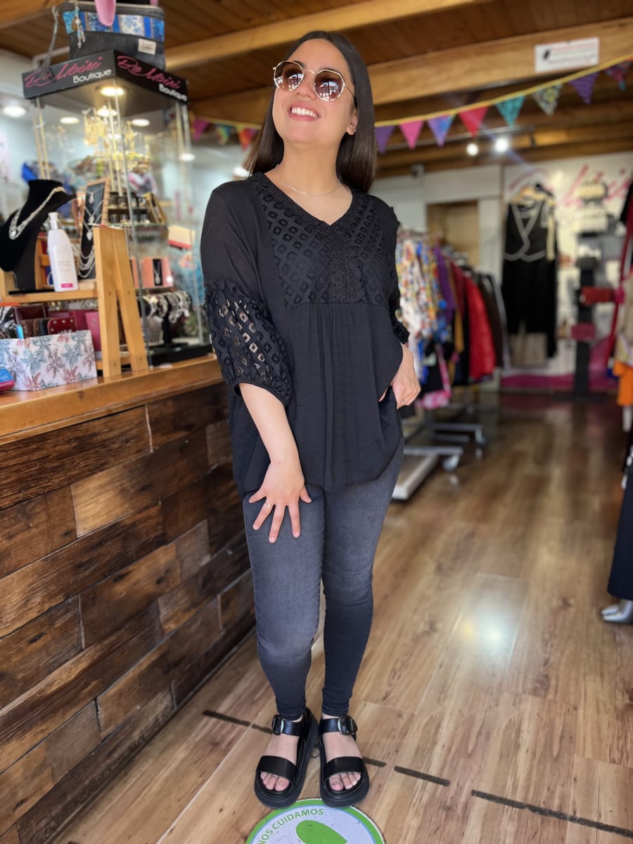 Blusa lino encaje negro manga globo2
