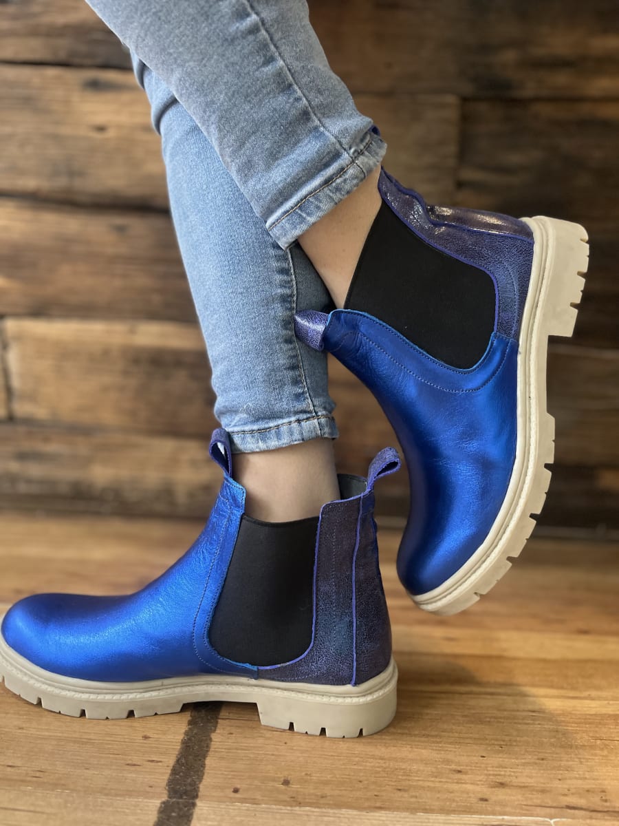 Botin Jenny cuero azul electrico planta marfil elasticos laterales4