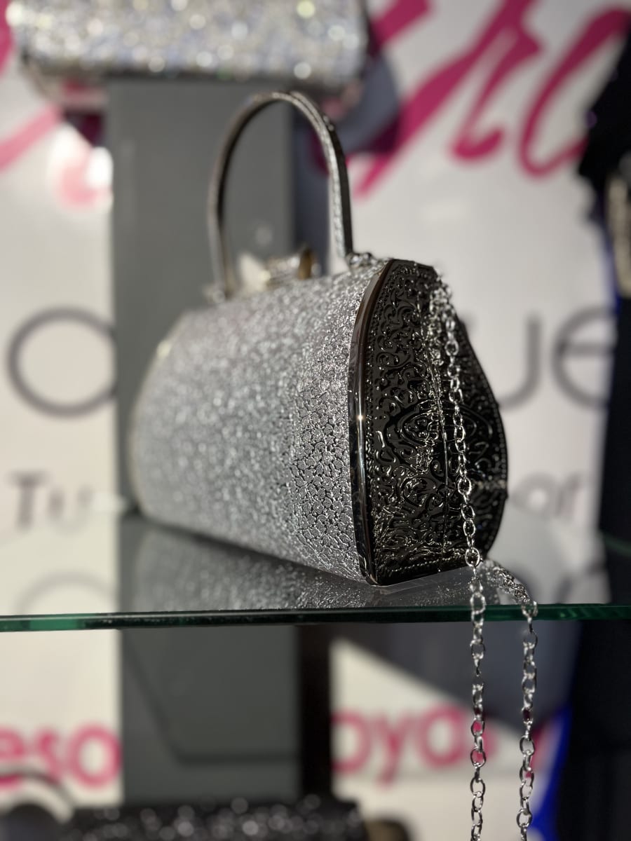 Cartera fiesta  plateada flor ostras con tomador1