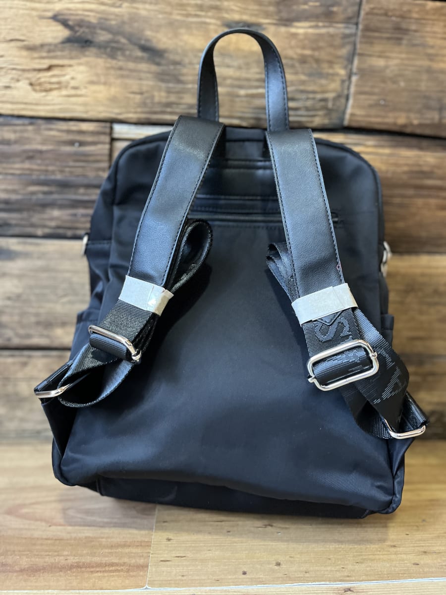 Mochila Lilas negro con asa y cierres2