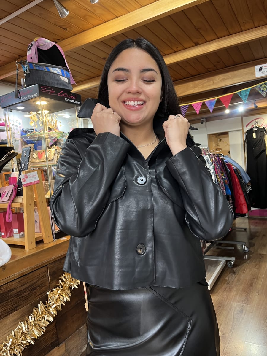 Chaqueta ecocuero negro botones1