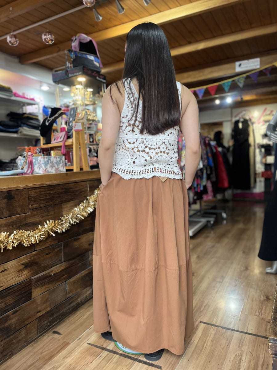 Maxi falda viscosa camel con botones3