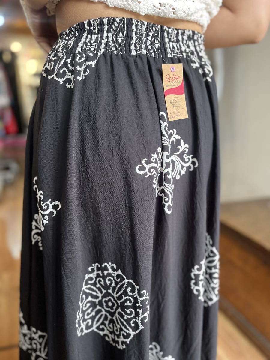 Maxi falda viscosa negro con estampado blanco3
