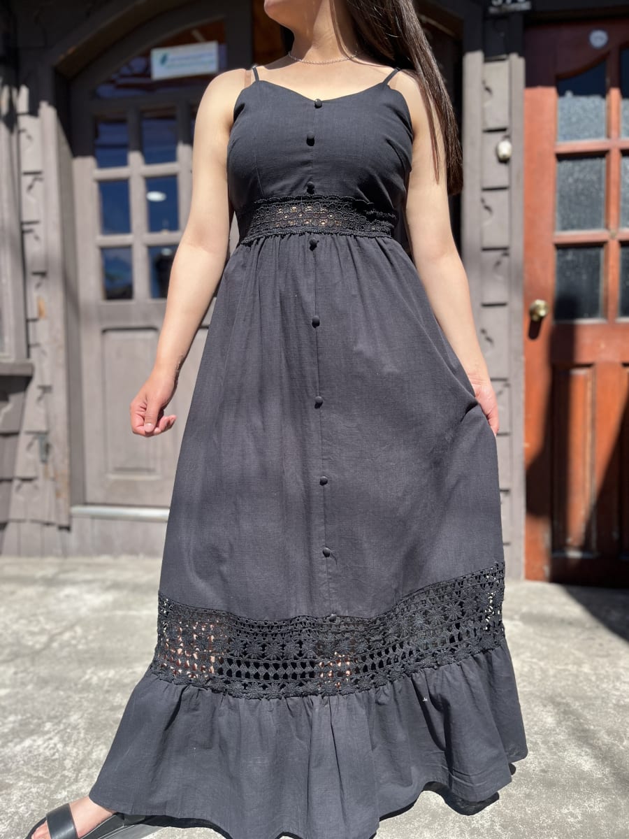 Maxi vestido negro botones y broderi2