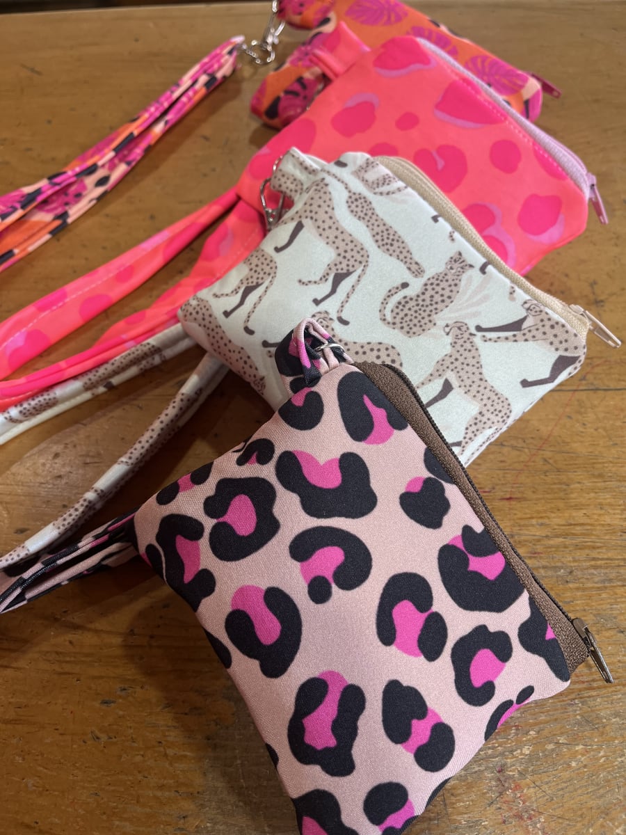 Monedero acolchado con cierre y asa  variedad de diseños y colores3