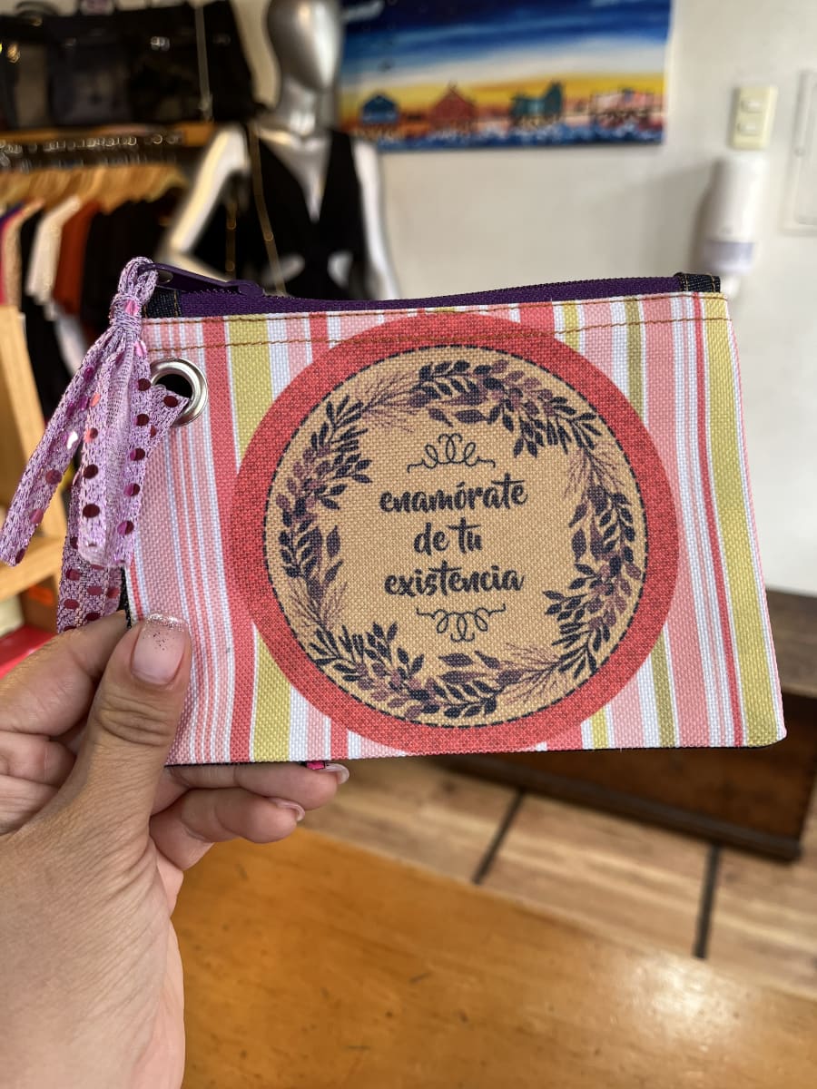 Monedero XL sublimado “enamórate de tu existencia” variedad de colores9