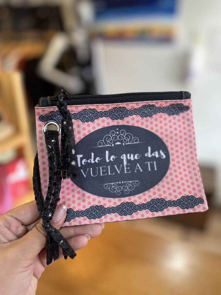 Monedero XL sublimado “todo lo que das vuelve a ti” variedad de colores9