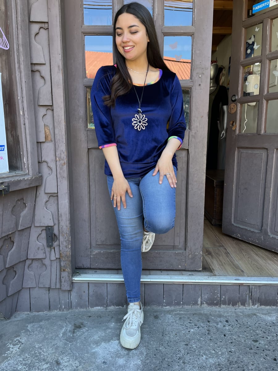 Polera Maria velvet azul marino con pretina y mangas 3/42