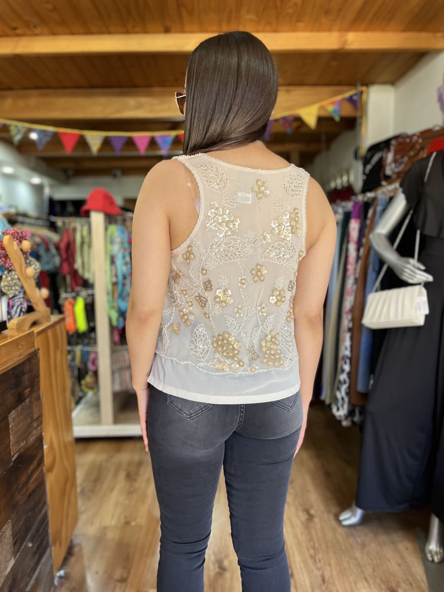 Polera bordado lentejuelas beige golden sin mangas2
