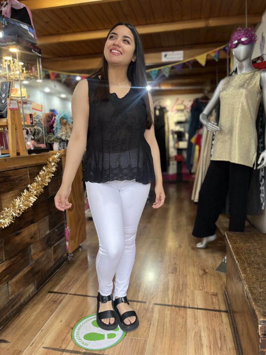Polera bordada sin mangas negro3