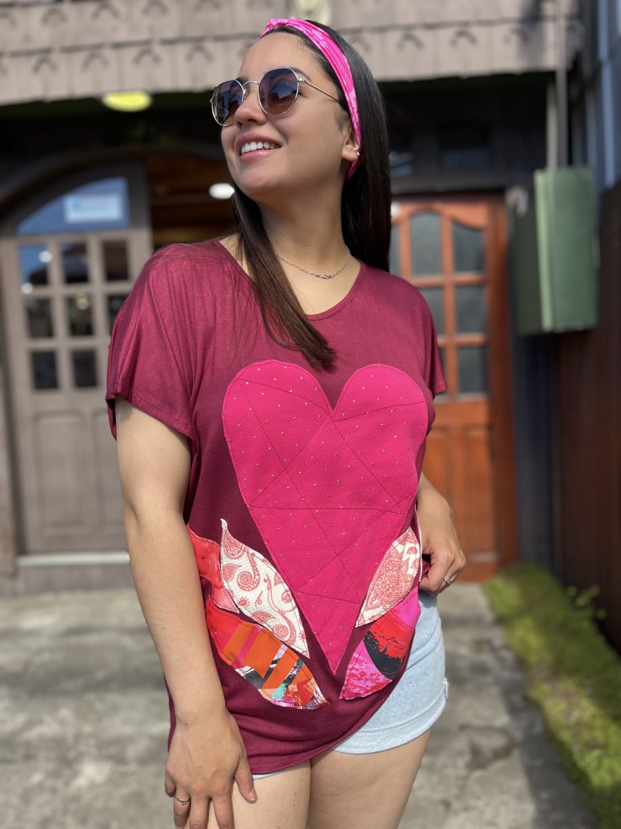 Polera Ultravioleta corazon Burdeo fucsia hojas algodon manga corta2