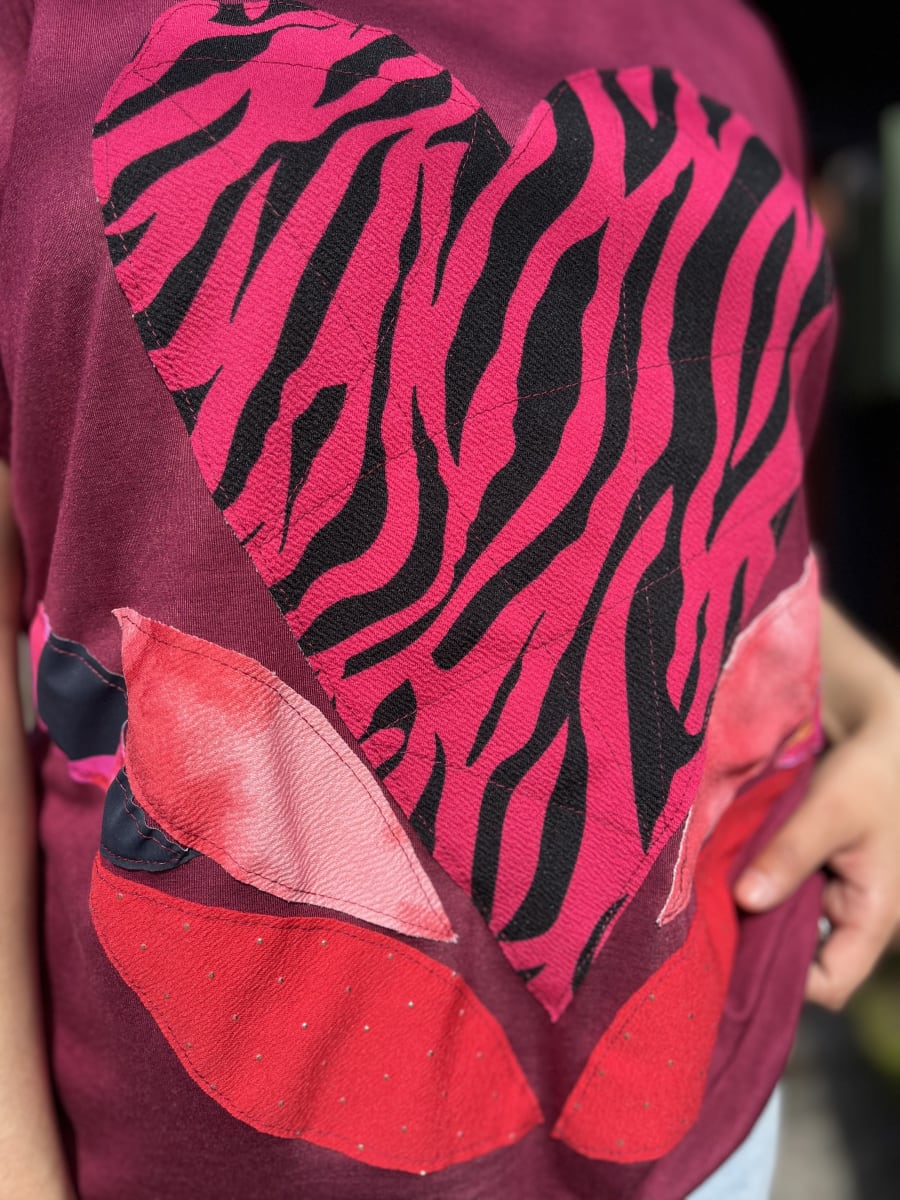 Polera Ultravioleta corazon Burdeo fucsia cebra hojas algodon manga corta2