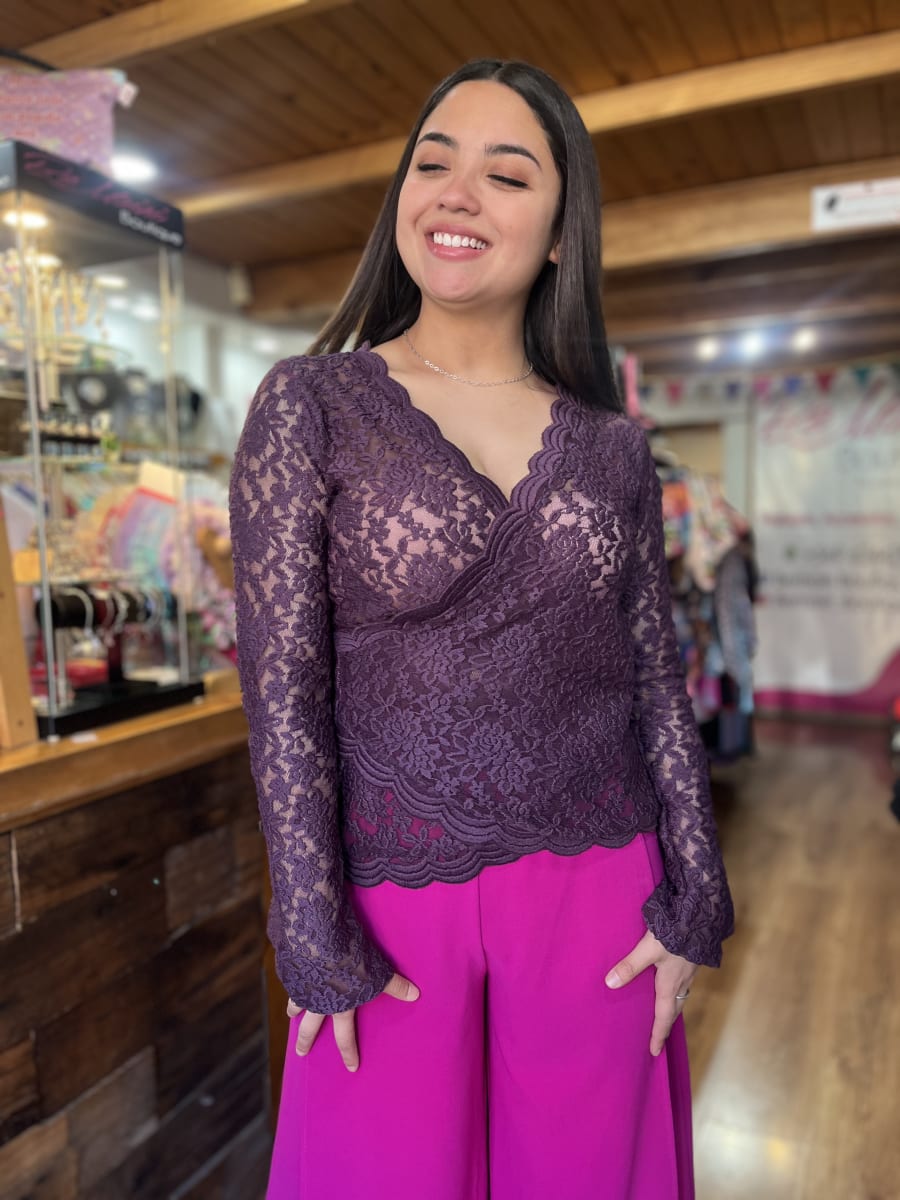 Polera Gloria escote cruzado encaje morado2