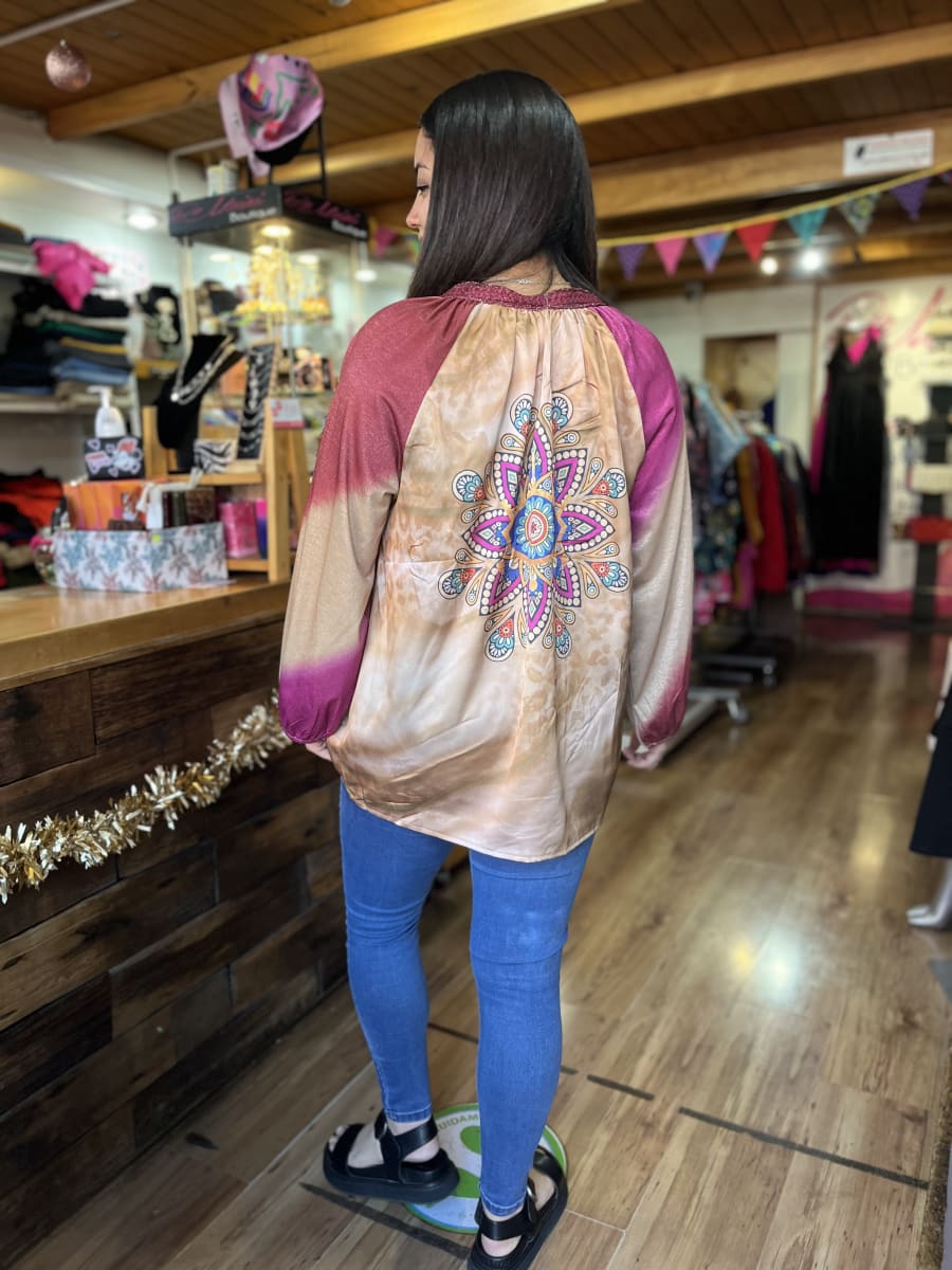 Polera espalda mandala fucsia manga globo2