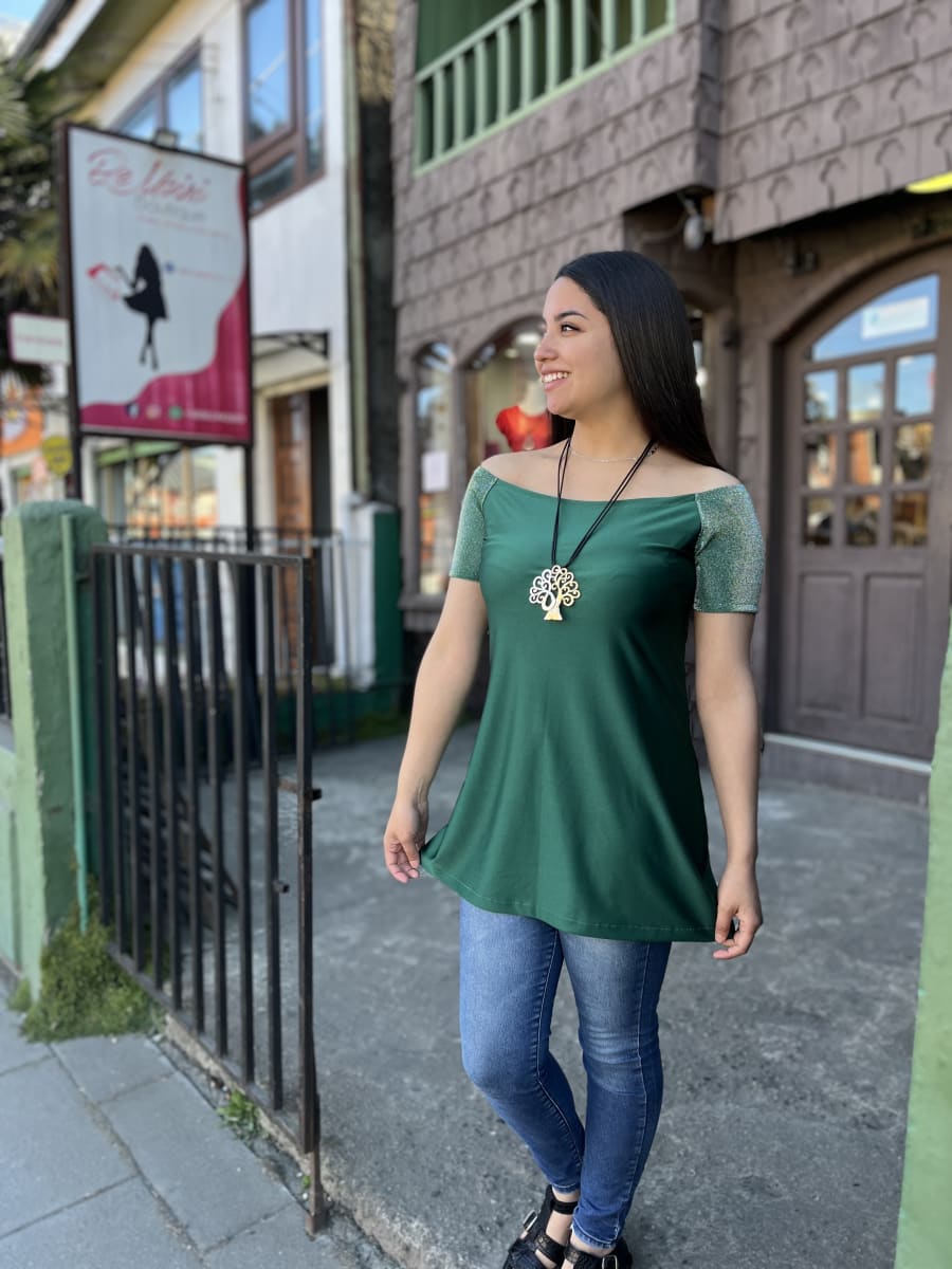 Polera larga lycra verde sin hombros manga brillo2