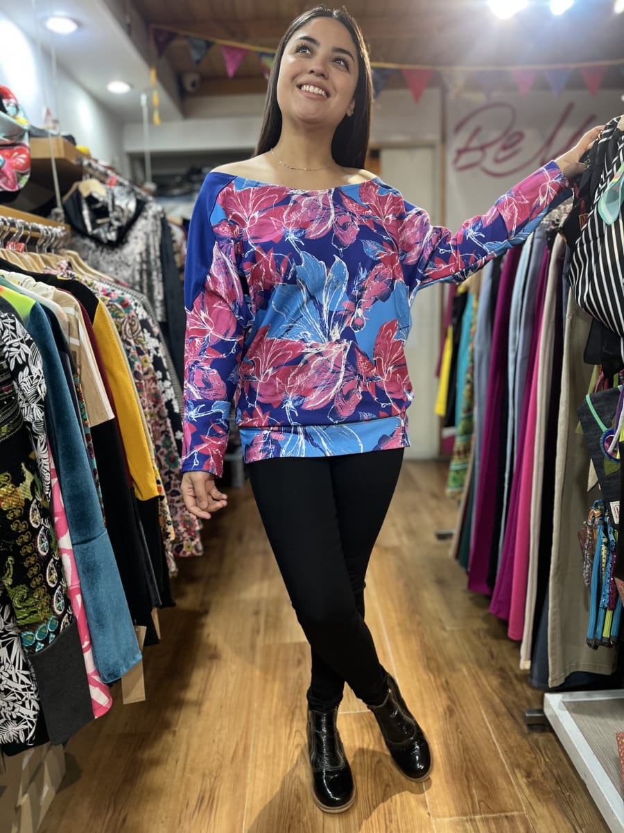 Poleron Murcielago Sofia floral azul y fucsia2