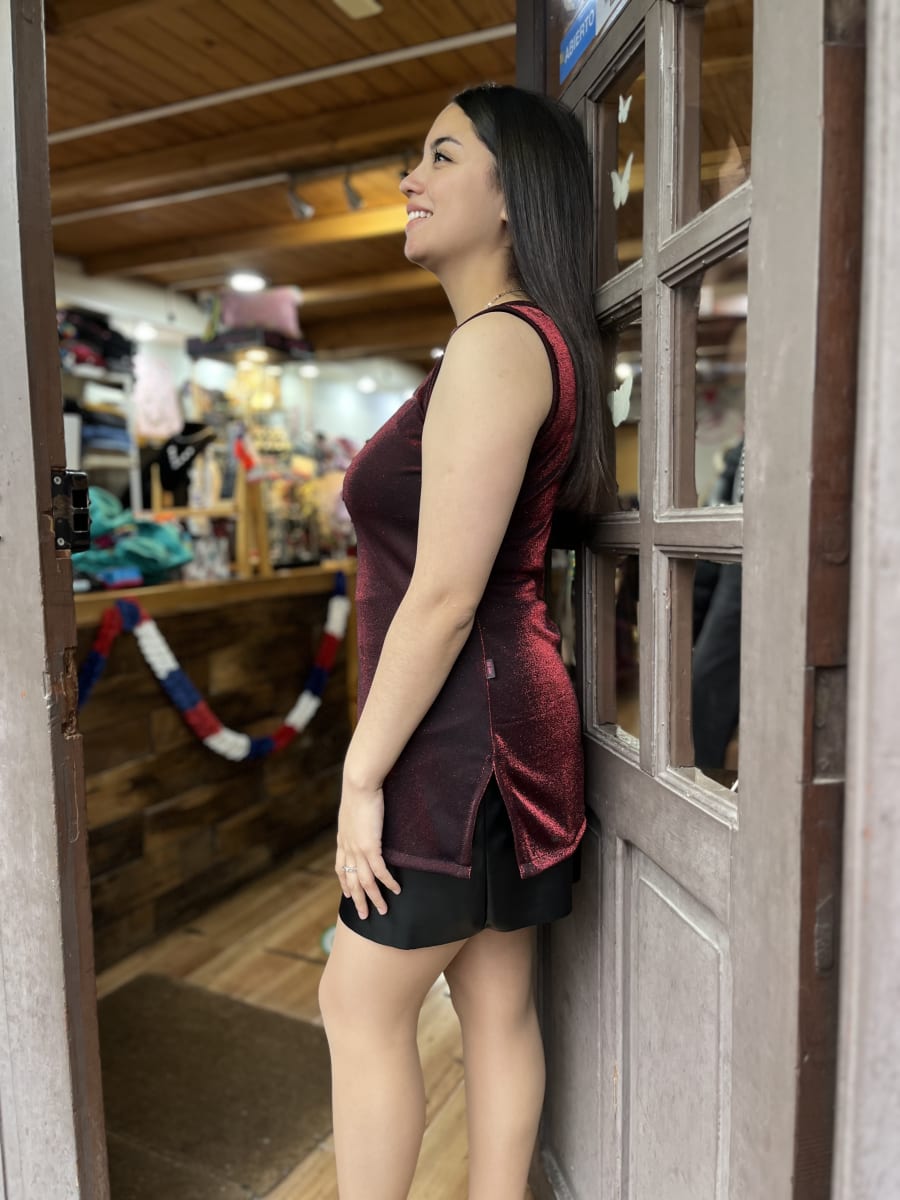 Polera brillo rojo negro sin mangas abertura lateral2