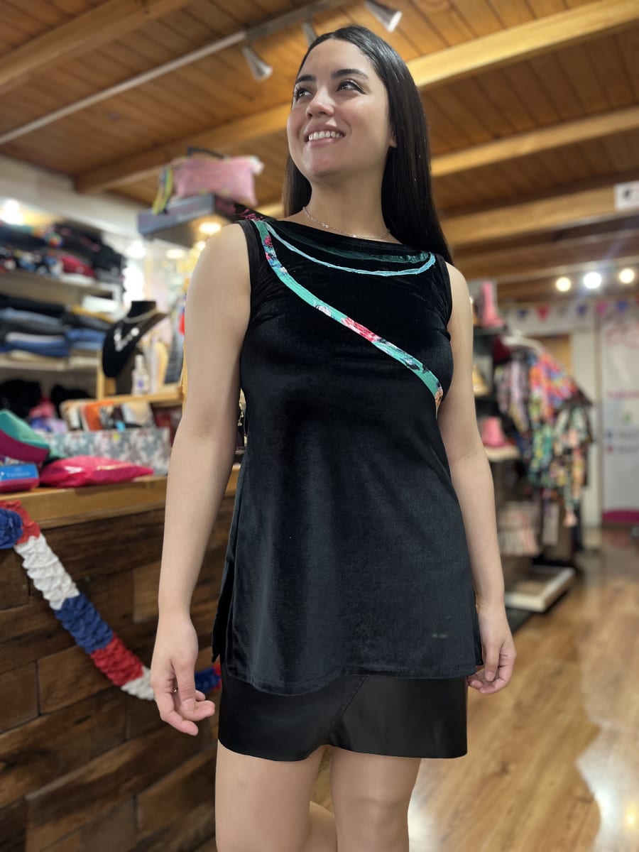 Polera terciopelo negro aplicación sin mangas abertura lateral2