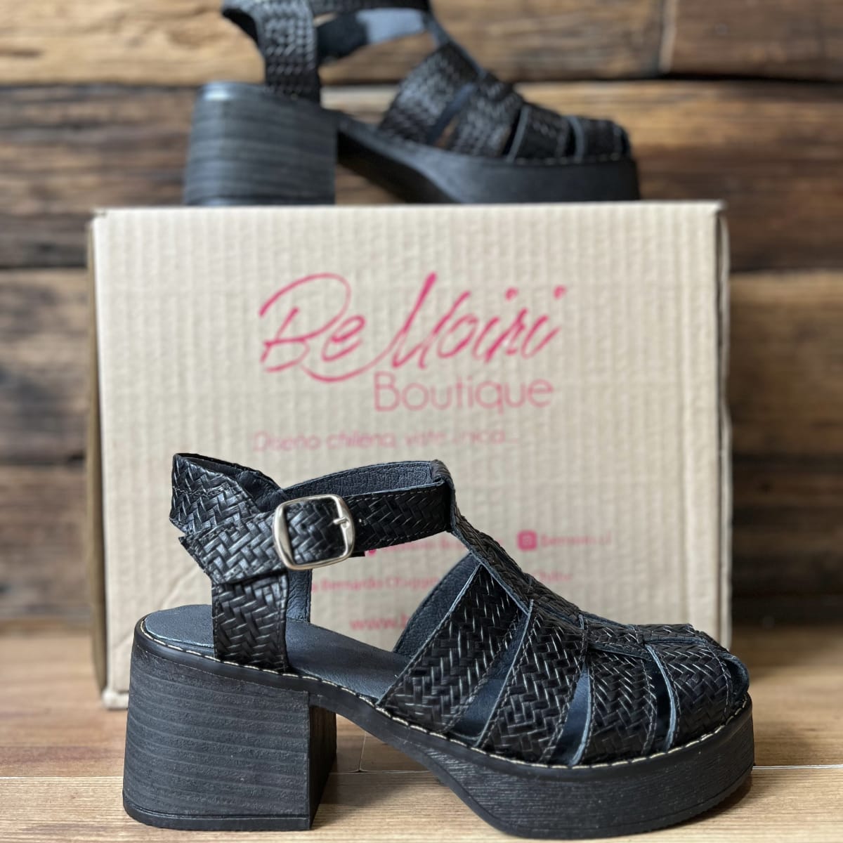 Sandalia cuero negro con texturas y tacon2