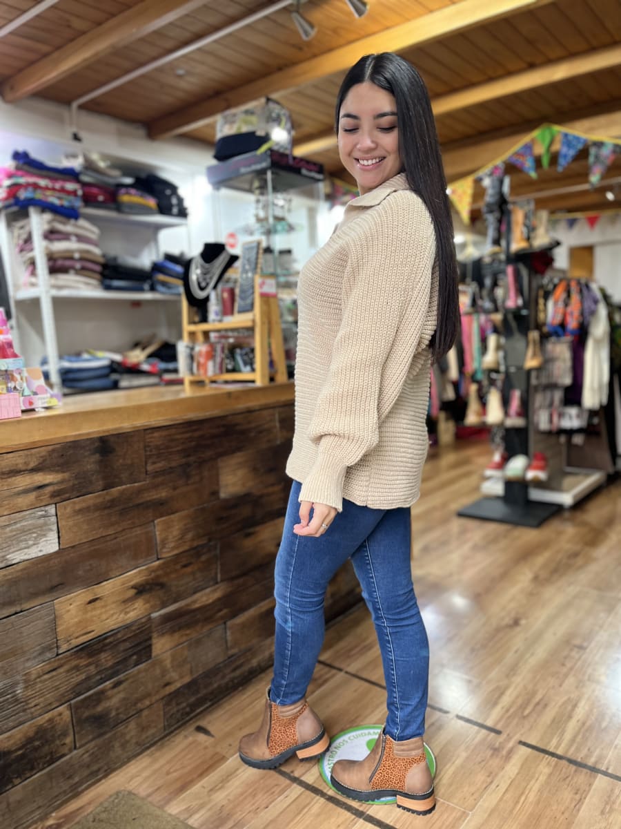 Suéter lana beige cuello camisero manga globo3