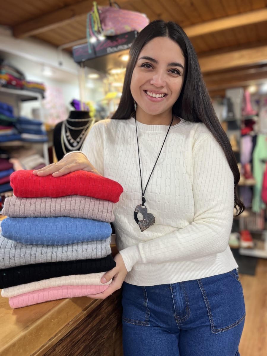 Suéter forrado tejido trenzado gris cuello redondo1