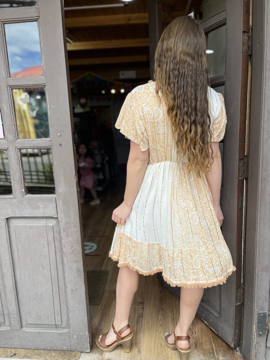 Vestido india patchwork bicolor beige y blanco detalles lurex  manga corta vuelo1