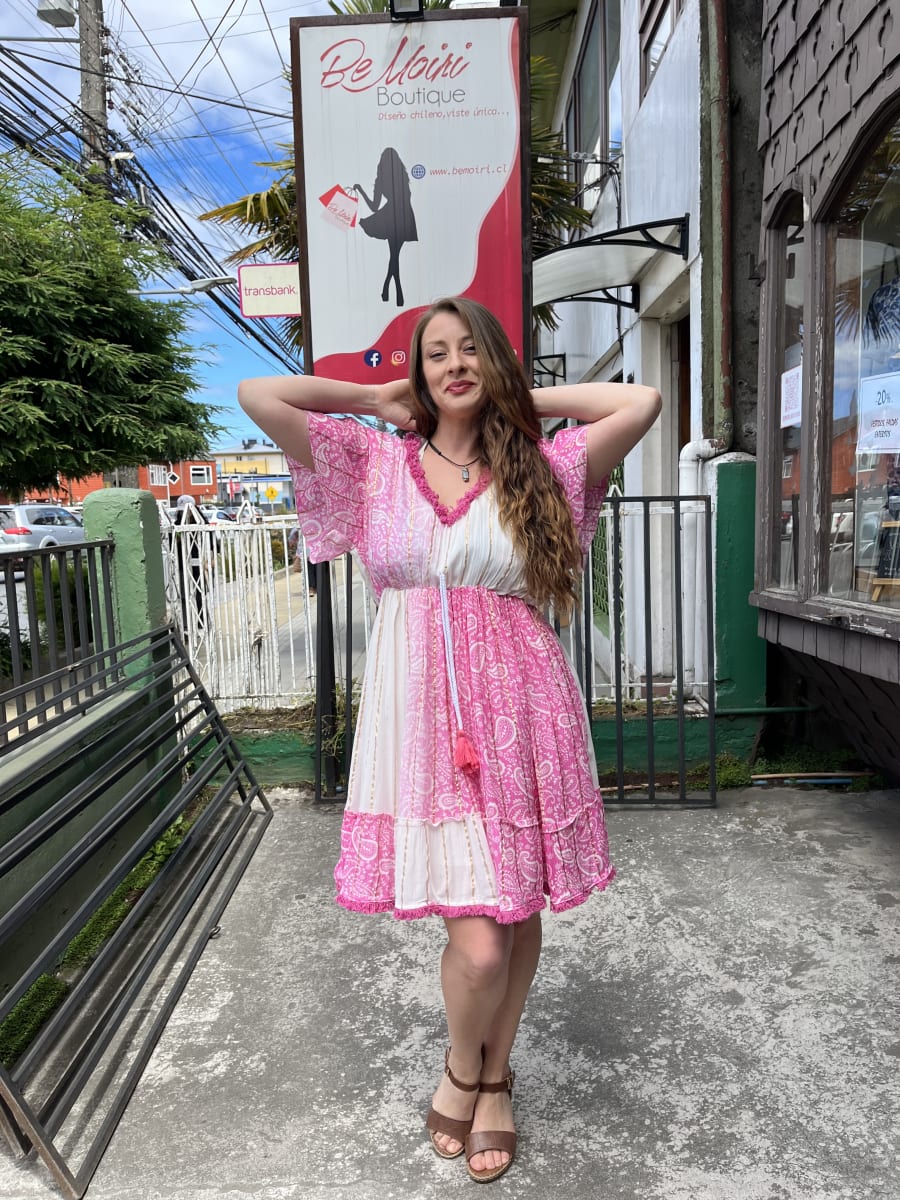 Vestido india parchwork bicolor rosado y blanco detalles macramé y lurex manga corta vuelo1