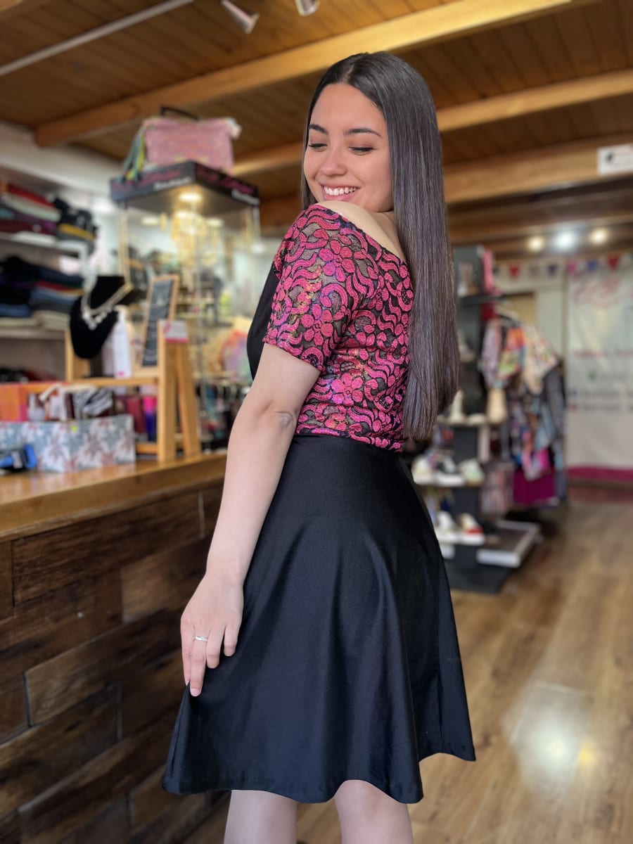 Vestido sin hombros dupontt negro encaje fucsia1